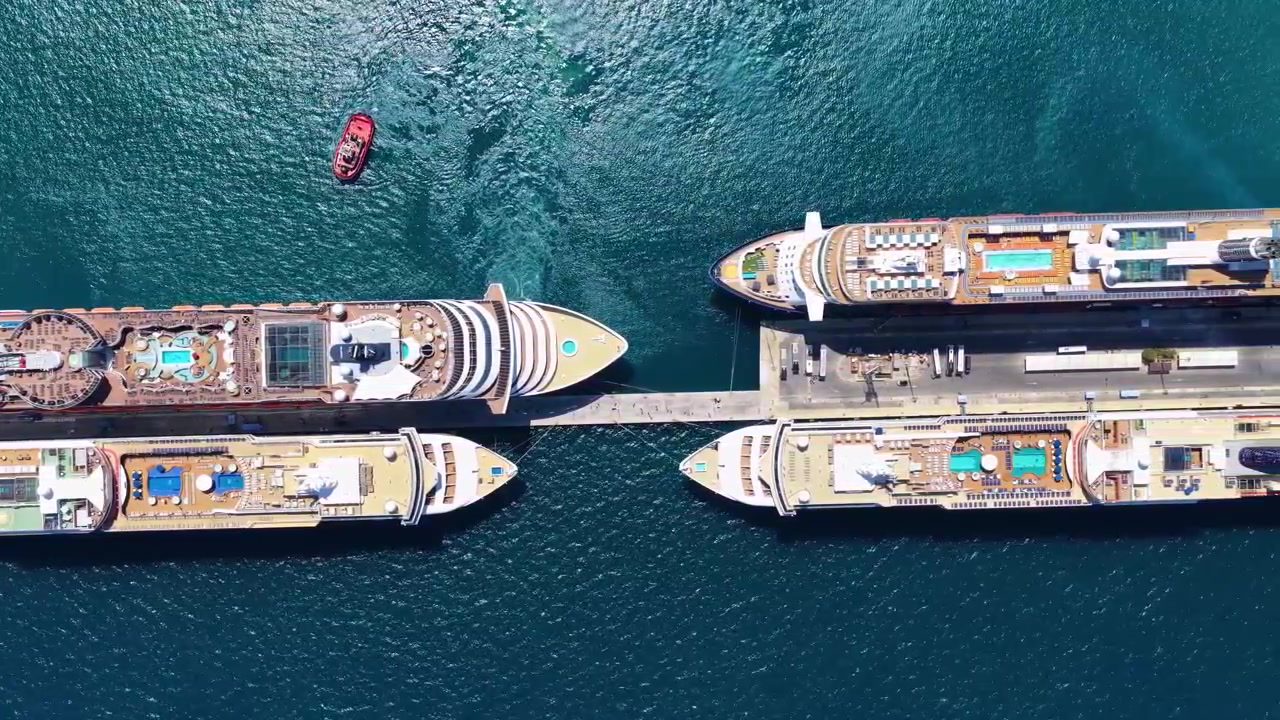 Luftfoto ovenfra af krydstogtskibe fortøjet ved kajen i Korfu, Grækenland, med blåt havvand – stockvideo
