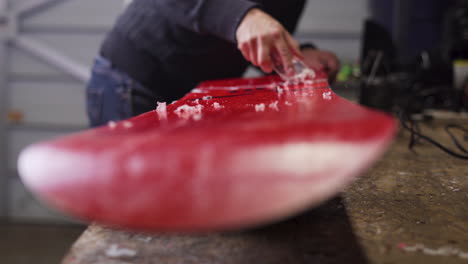 Scraping-wax-off-snowboard