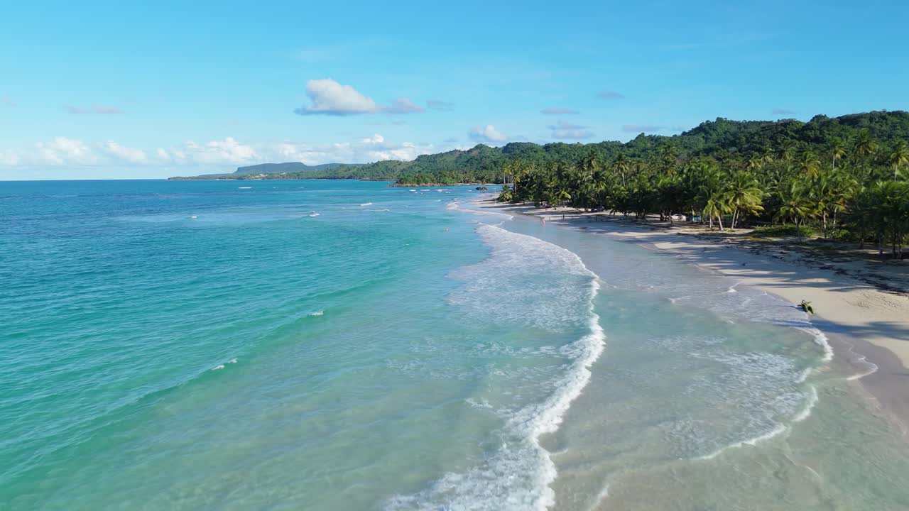 Naturaleza virgen en Playa Rincón, Las Galeras en República Dominicana, paisaje salvaje. Avance aéreo, vuelo bajo.