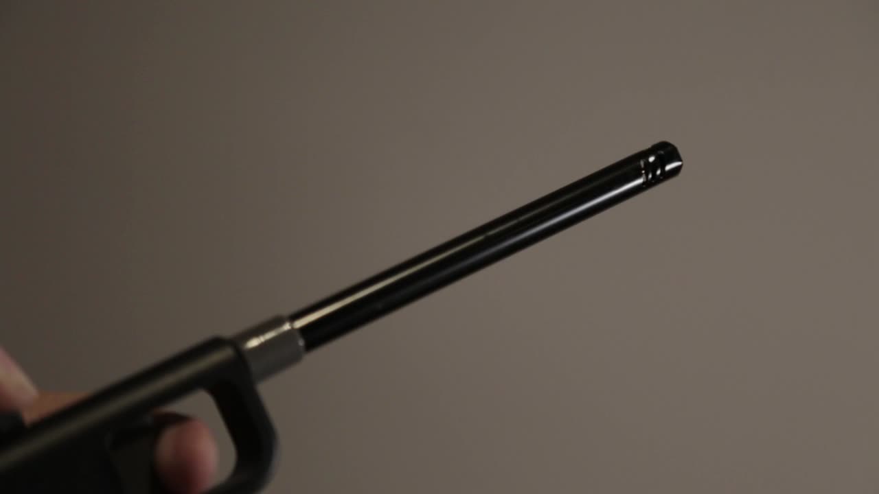 iluminación en el encendedor de barbacoa negro que produce llama blanca - toma de primer plano