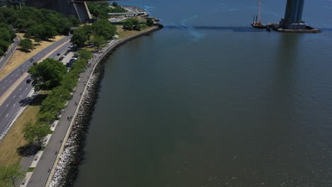 Una-Toma-Aérea-De-Las-Costas-De-La-Bahía-Inferior-De-Nueva-York-Cerca-De-La-Avenida-De-La-Costa-En-Brooklyn