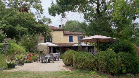 villa de campo en el sur de francia. edificio de dos pisos de color tierra