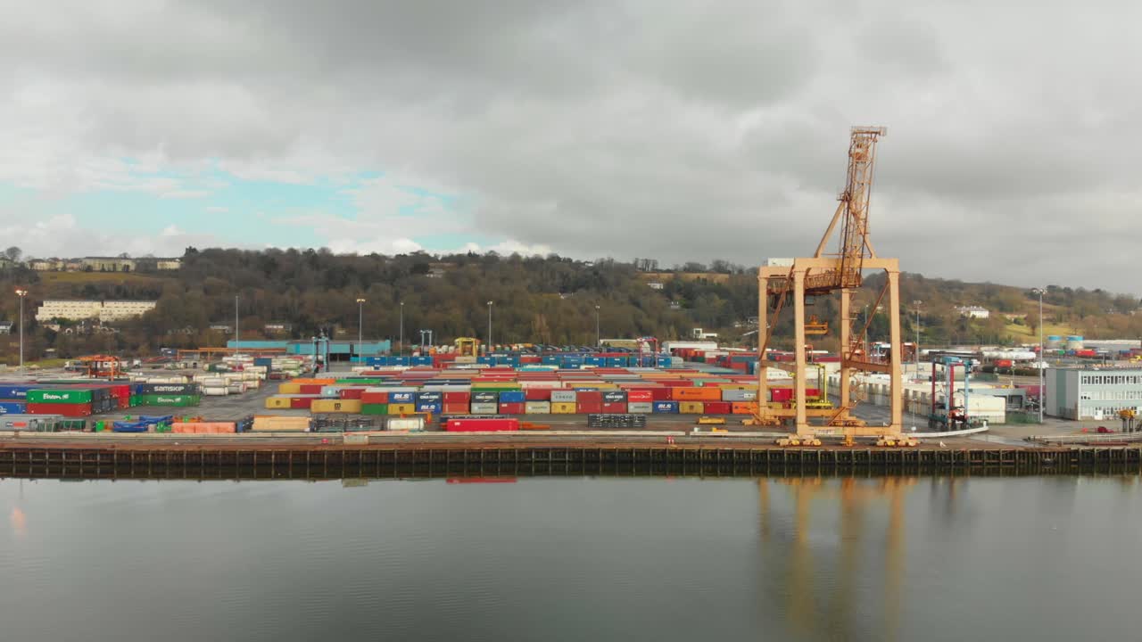 항구 산업 풍경