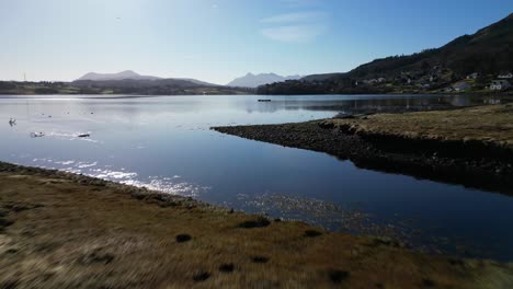 Tiefflug-über-Die-Küste-Und-Dann-über-Den-Hafen-Von-Portree,-Isle-Of-Skye,-Schottland