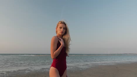 Schönes-Blondes-Modell,-Das-Am-Strand-In-Einem-Bikini-Set-Posiert