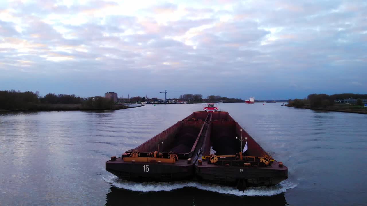 vista de seguimiento aéreo de la proa delantera del barco empujador en oude maas por la mañana