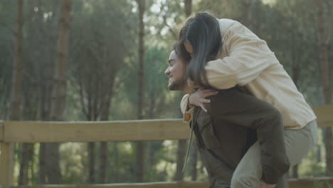 encantadora pareja joven caminando en el parque en el soleado día de otoño