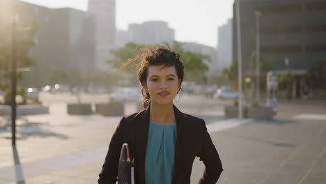 retrato de una joven mujer de negocios hispana exitosa que se ve confiada en el trasfondo de una ciudad urbana ventosa estilo de vida de desplazamiento