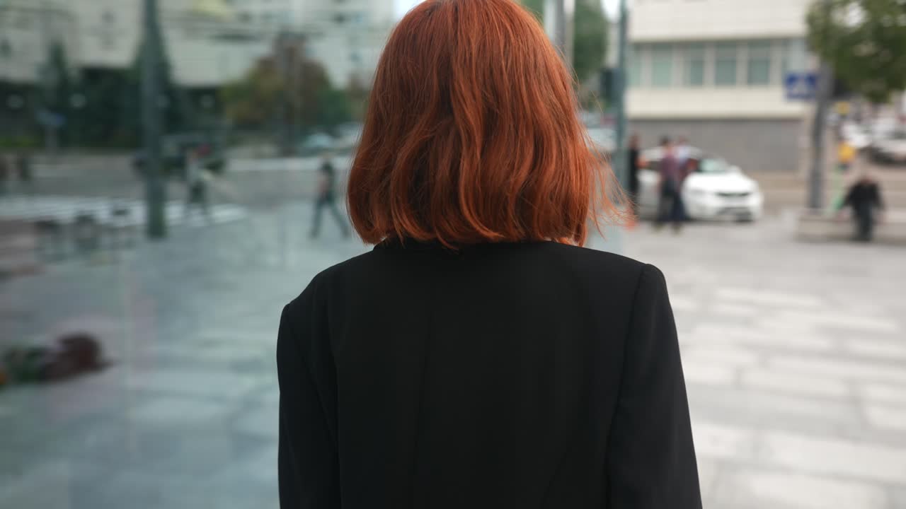 도시에서 빨간 머리카락을 가진 여자