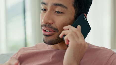 hombre riendo, hablando llamada telefónica