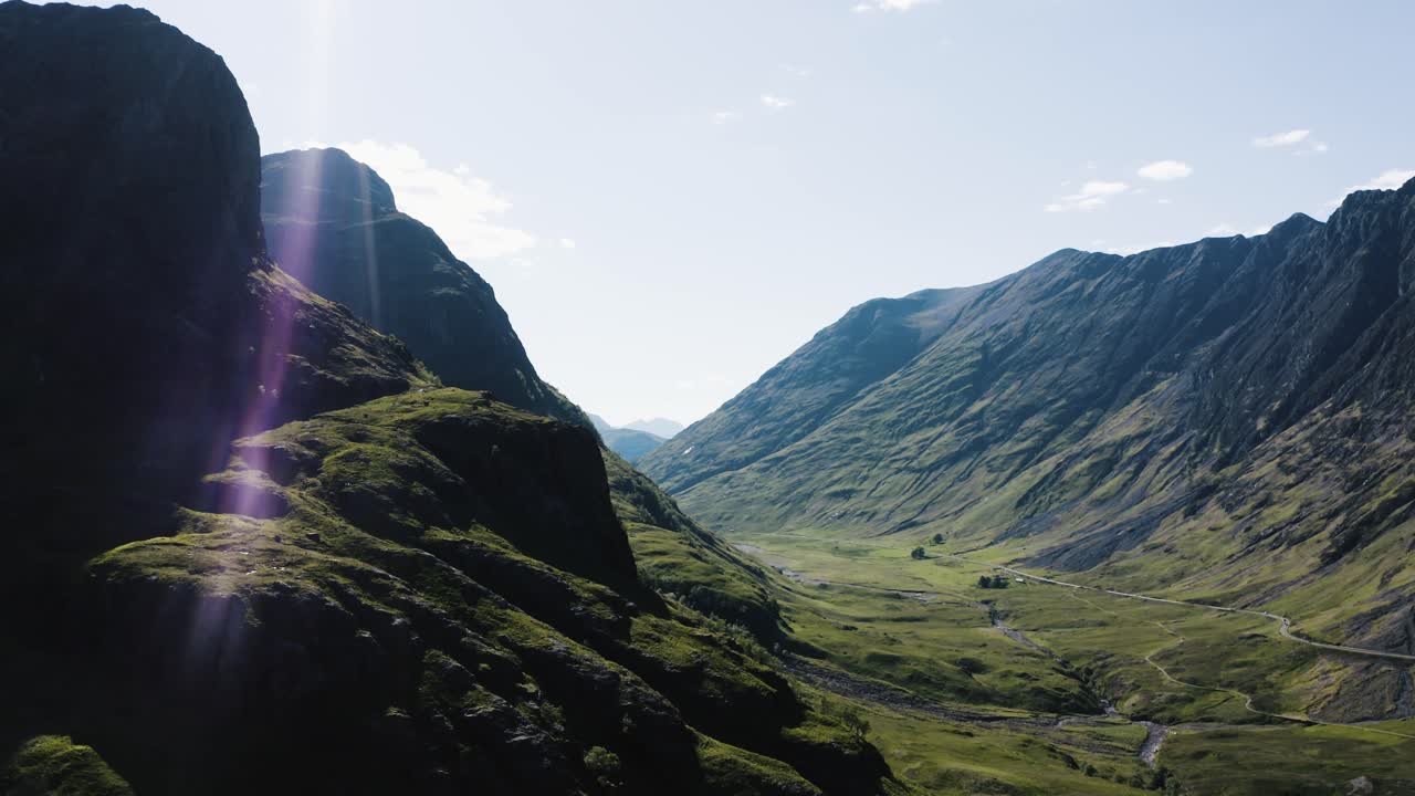 스코틀랜드의 글렌코 (glencoe) 에 있는 스코틀랜드 하이랜드 (highlands) 의 드론 촬영