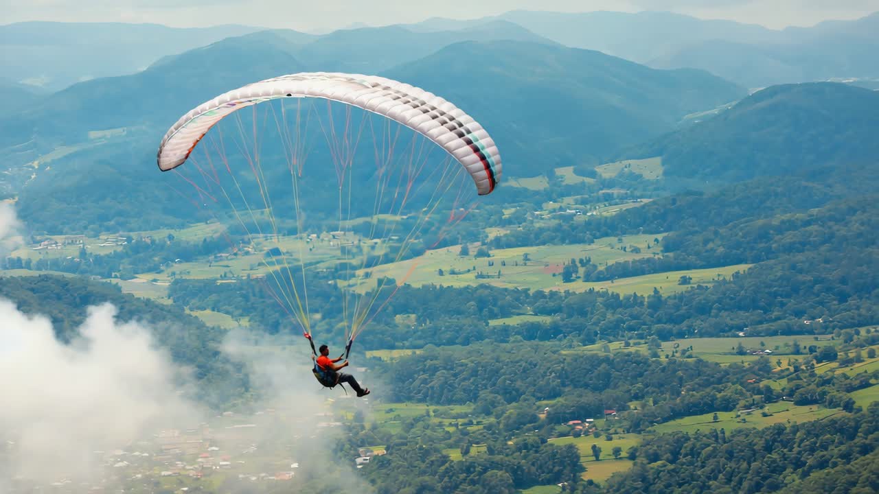 el parapente sobre las montañas pintorescas