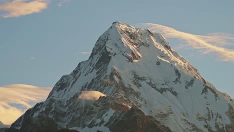 montañas de nepal alta cumbre al amanecer en el himalaya, cumbre de la montaña cubierta de nieve, montaña de invierno cerca pico en hermosa dramática hora de gloria luz del sol en el paisaje cubierto de nieve