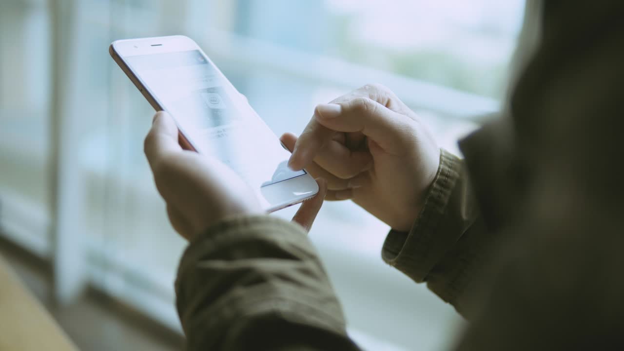 hombre usando teléfono inteligente en la estación de metro