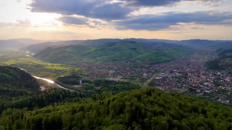 Vista-Aérea-De-Drones-De-La-Ciudad-De-Gura-Humorului-Al-Atardecer