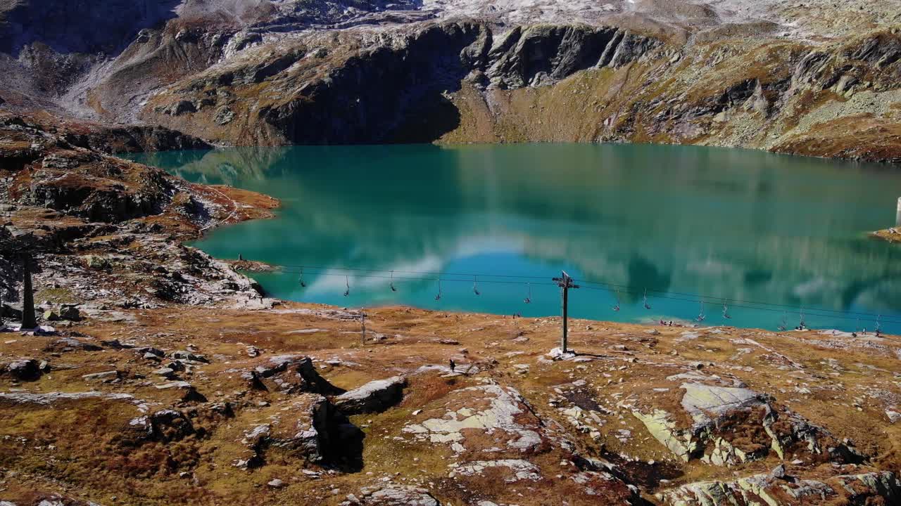 vista aérea de los remontes junto al lago de weisssee en salzburgo, austria