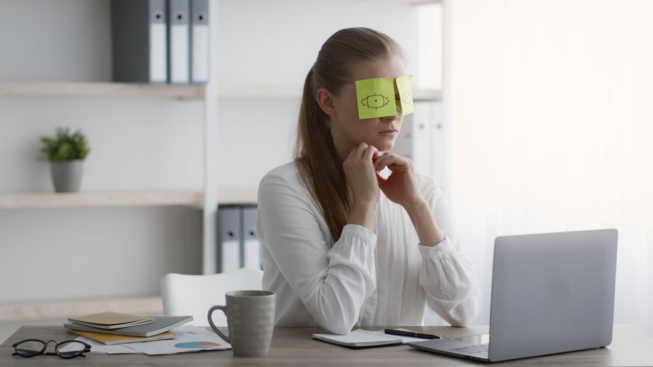 mujer con parches en los ojos, aburrida, cansada o estresada en la oficina