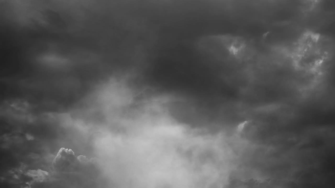 tormenta en nubes oscuras con relámpagos