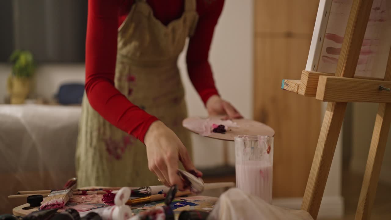 집 스튜디오 에서 그림 을 그리는 여자