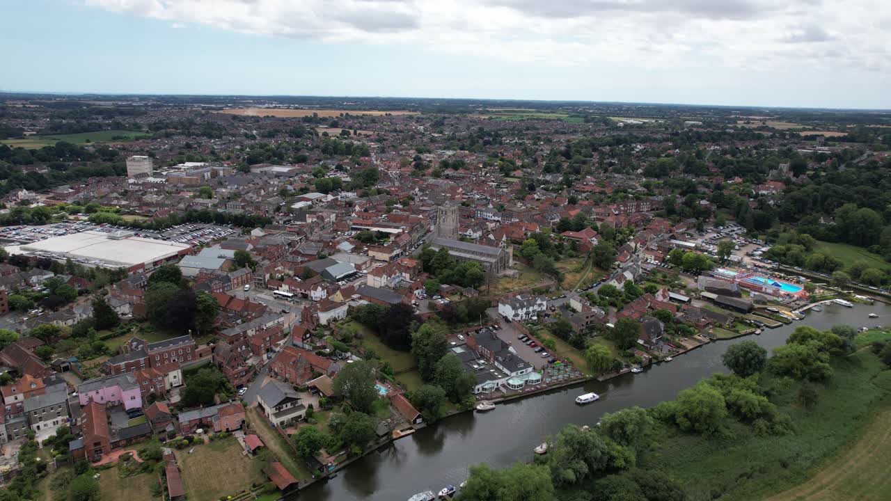 vista aérea de drones altos ciudad de beccles en suffolk reino unido