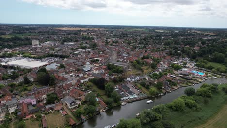 Hohe-Drohnen-Luftaufnahme-Der-Stadt-Beccles-In-Suffolk,-Großbritannien