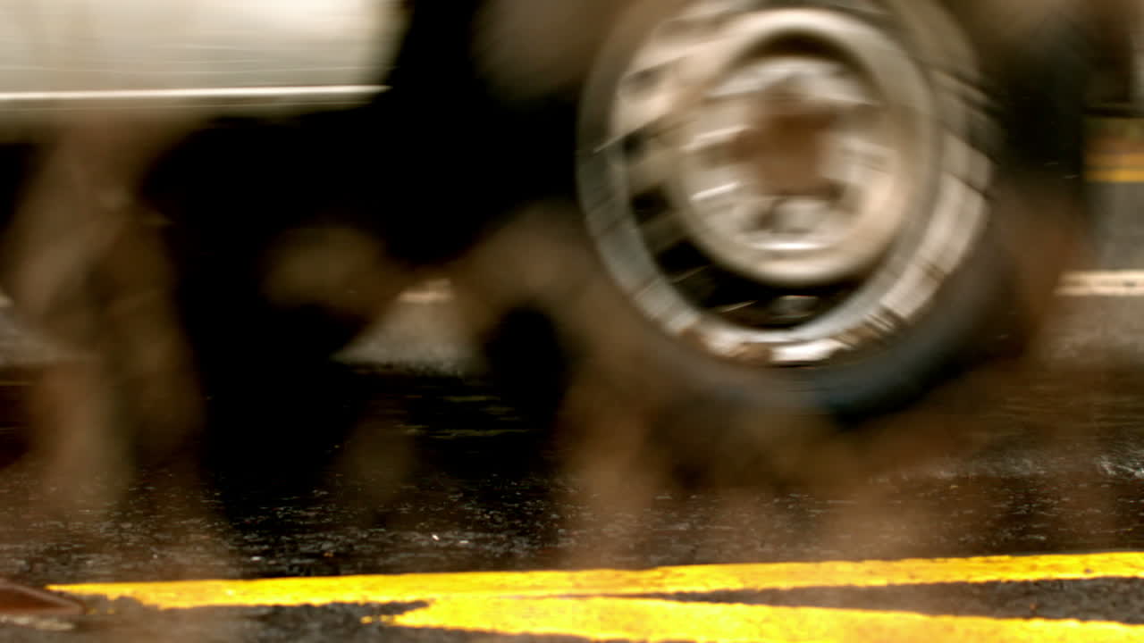 camioneta conduciendo por un camino mojado