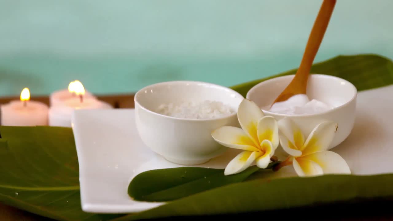 꽃과 함께 수영장  ⁇ 에 있는 그 ⁇ 에 있는 미용 치료