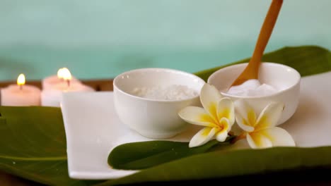 tratamientos de belleza en tazones al lado de la piscina con flores