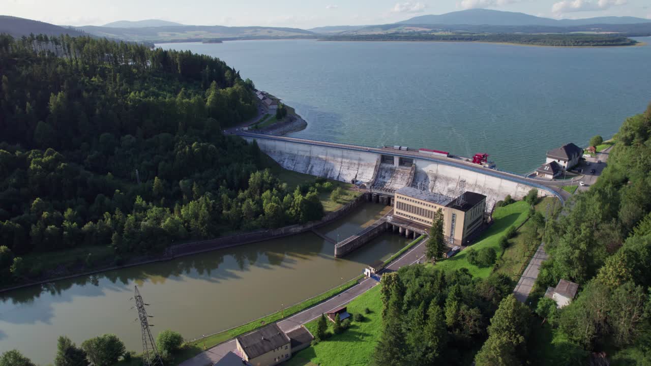 Вид с воздуха на гидроэлектростанцию на плотине Орава с водохранилищем и окружающим лесным ландшафтом в Словакии. Производство возобновляемой энергии и инфраструктура управления водными ресурсами.