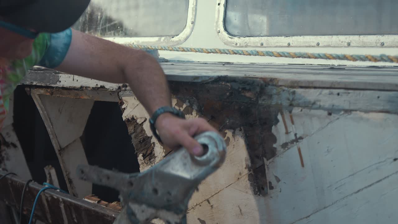 수상 비행기 부드러운 나무 보트에서 리프팅 눈을 제거하는 남성 목수