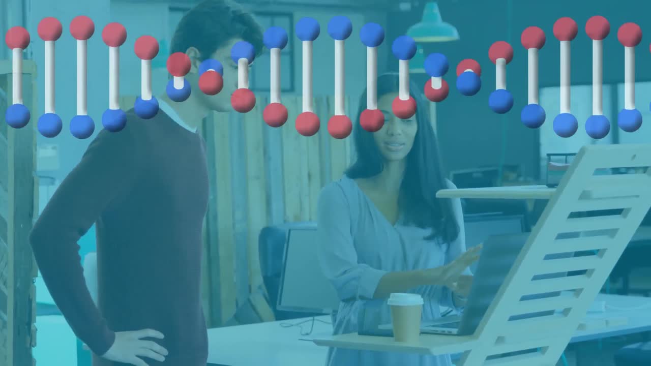 animación de una cadena de adn girando sobre una mujer de negocios usando una computadora portátil