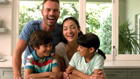 Retrato-De-Familia-Feliz-En-La-Cocina