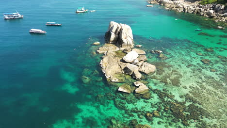 Círculo-Aéreo-Sobre-La-Bahía-De-Ao-Tanote-En-Koh-Tao,-Tailandia