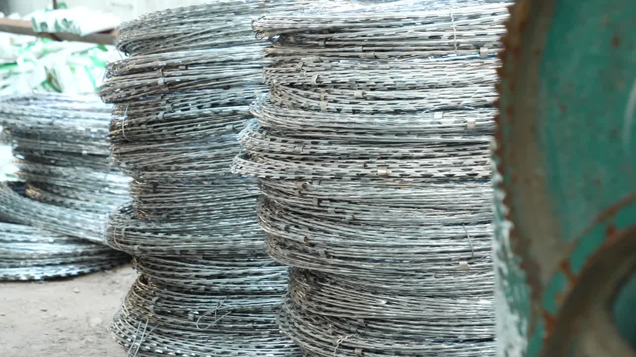 철조망 보안 스택 롤이 바닥에 깔려 있습니다.