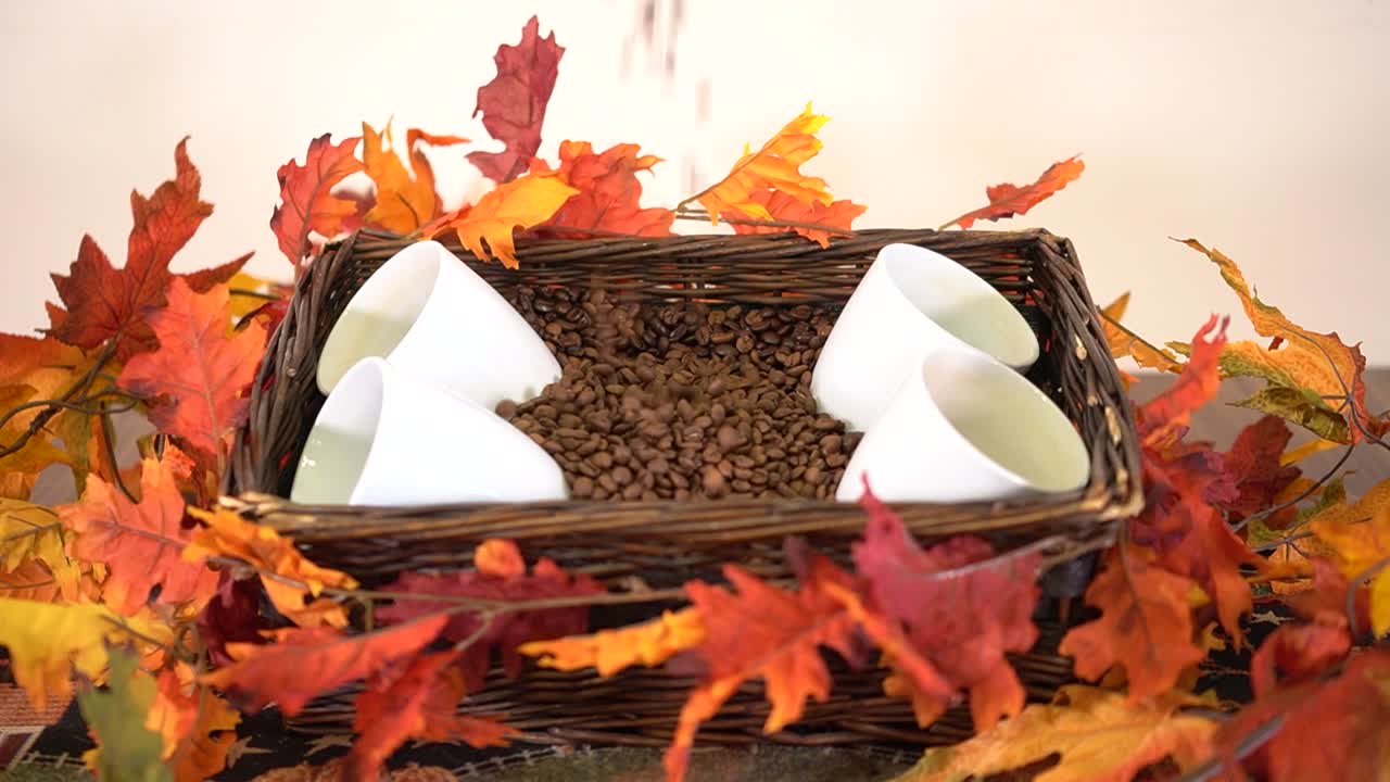 замедленная съемка падения кофейных зерен в корзину с принадлежностями для кофе