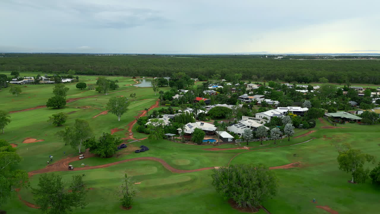 dron aéreo de casas cerca del campo de golf en el borde del bosque en marrara darwin nt australia, órbita