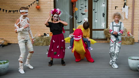 kinderen op halloween