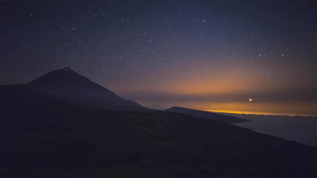 Timelapse av månen som går ned i Teide nasjonalpark, Tenerife, Kanariøyene, Spania