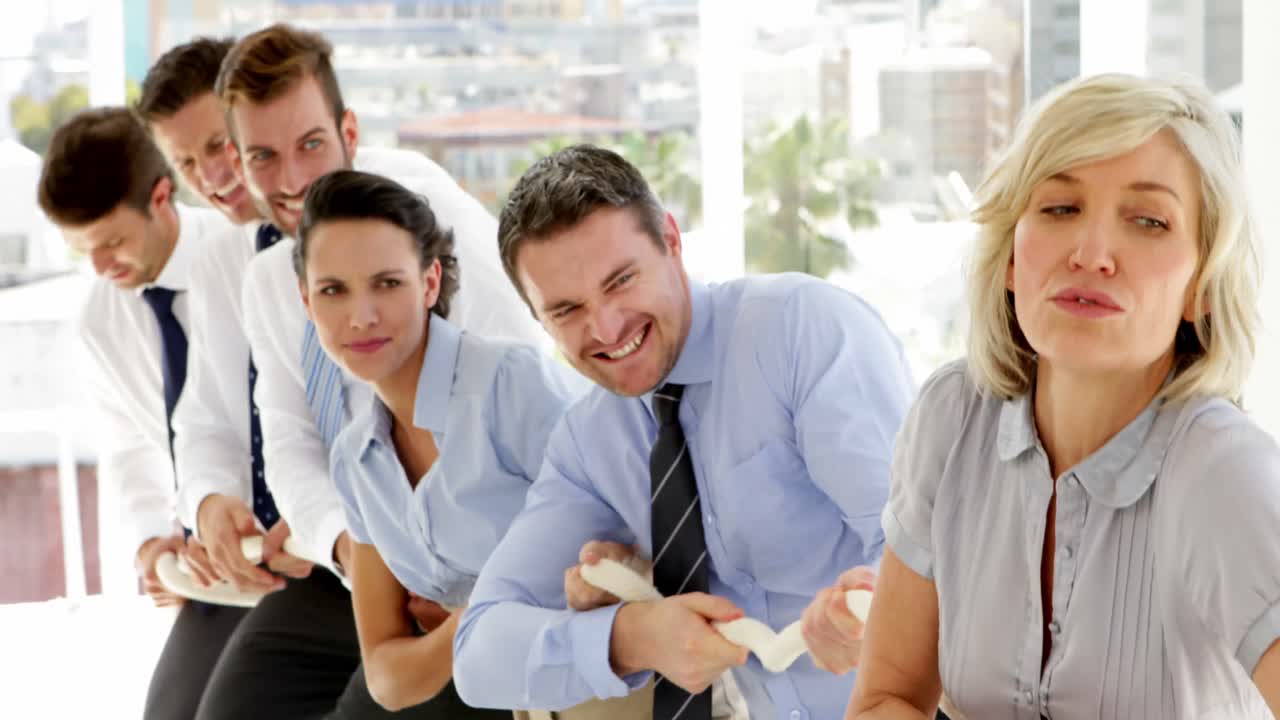 사업가 들 은 노력 으로  ⁇ 줄 을 당기고 있다