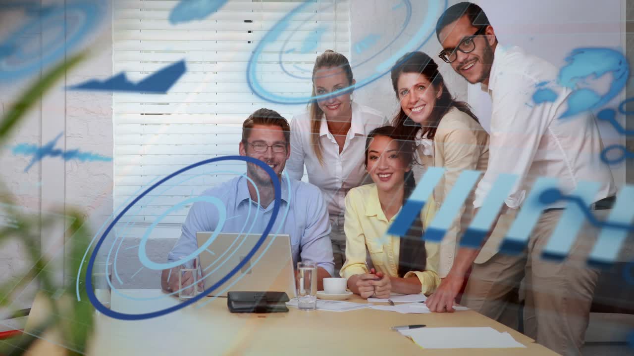 Un HUD blu che appare stimola un team aziendale chinato sui documenti, che indica e poi si mette in posa per una revisione
