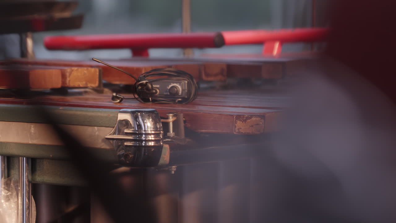 나무 악기 에 장식 된 빈티지 마이크