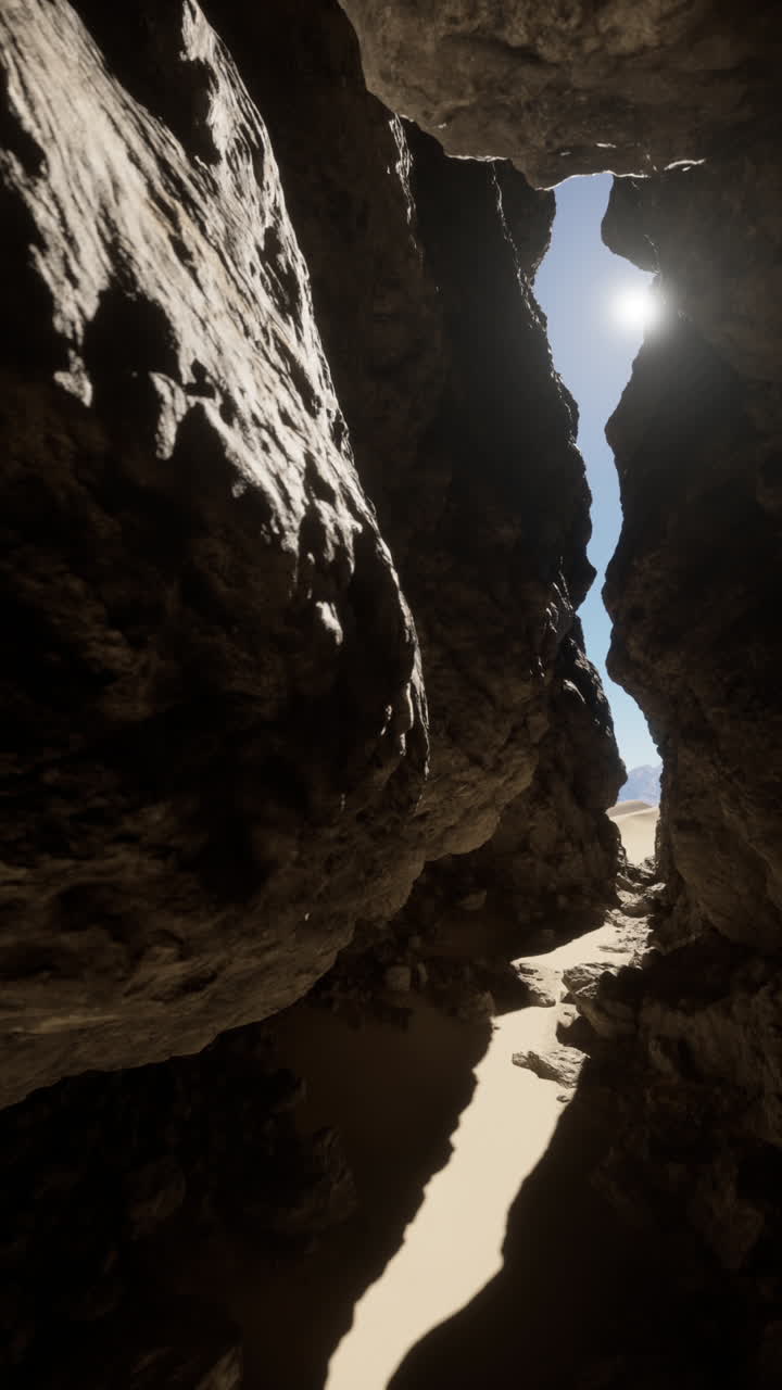 la luz del sol fluye a través de una estrecha formación rocosa del desierto