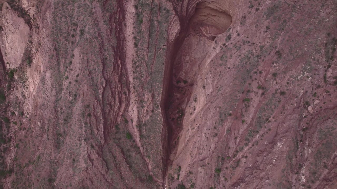 Veduta aerea 4K da drone della Garganta del Diablo a Salta, Argentina. Splendido canyon con imponenti formazioni rocciose rosse, profonde scogliere e paesaggi geologici unici modellati dall'erosione nelle Ande.