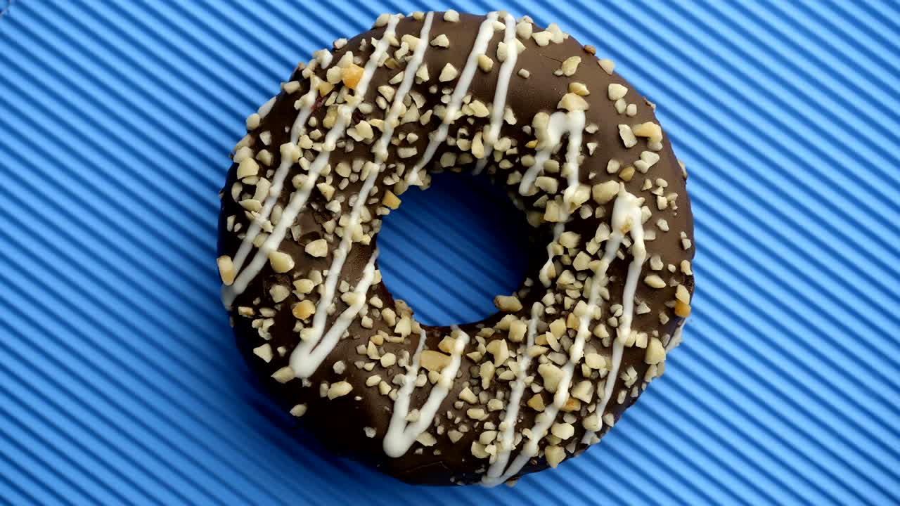 el donut glazado de primer plano.