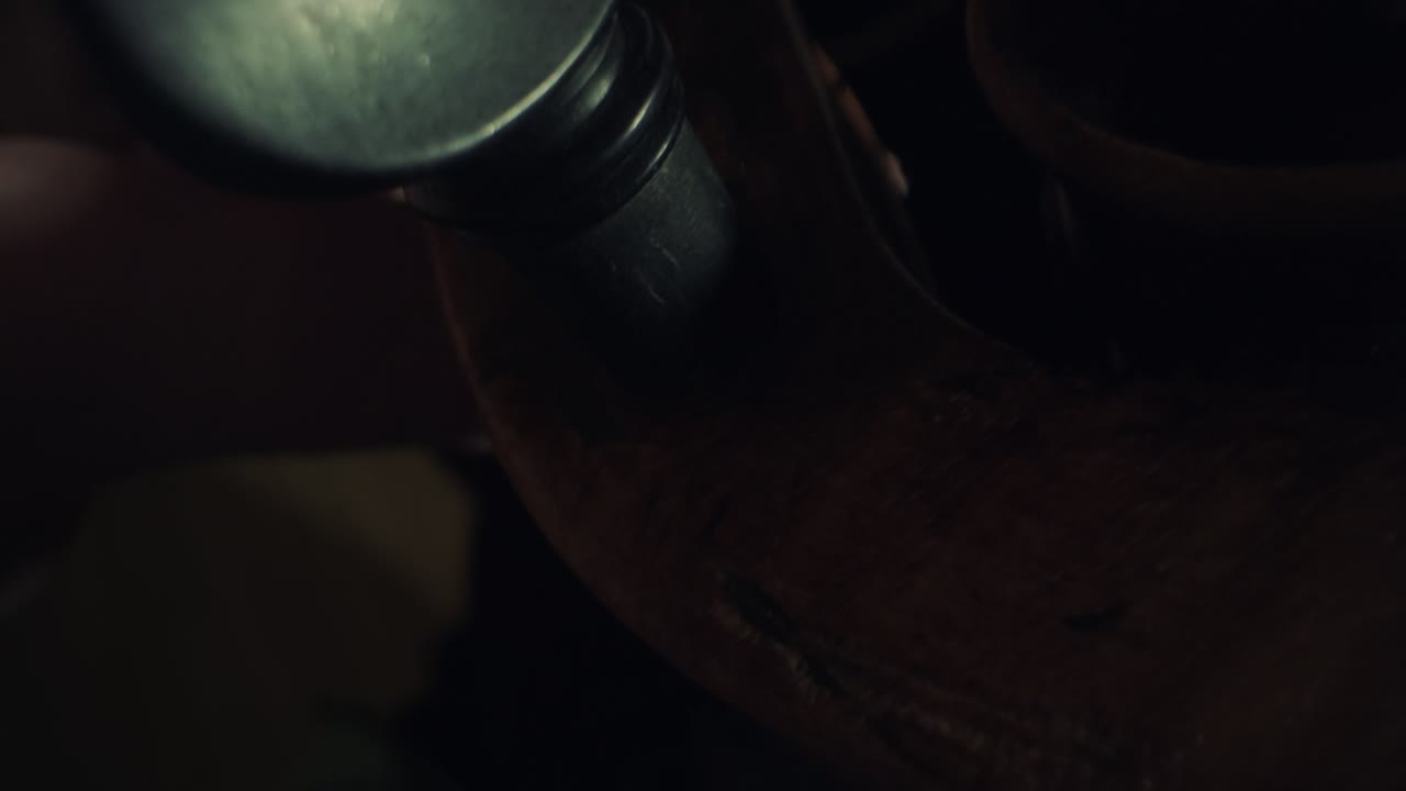 cabeza de violonchelo, la cámara se mueve hacia abajo, muy de cerca, cámara lenta, madera oscura, oscura