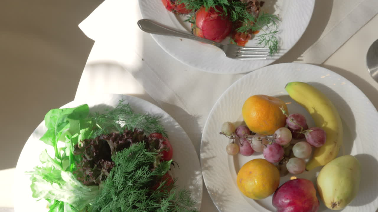 건강 한 음식 을 담은 세 개의 접시 의 위쪽 전망