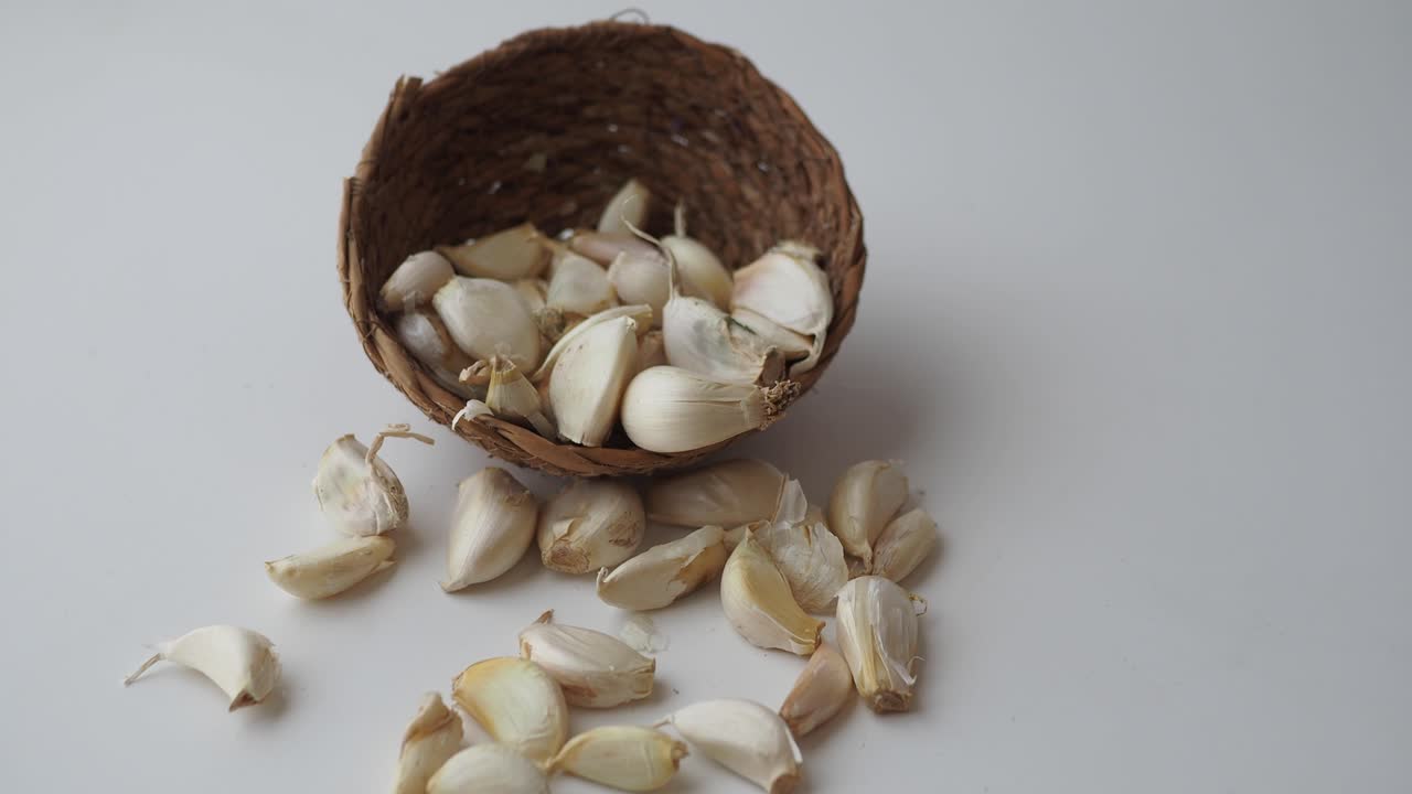 바구니에 담긴 마늘 어리