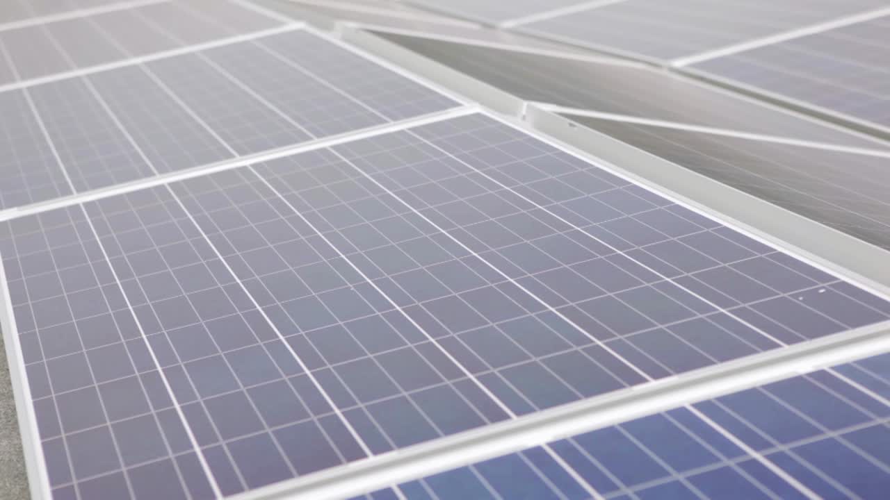 paneles solares azules de primer plano con enfoque selectivo, que reflejan la luz solar, concepto de energía sostenible