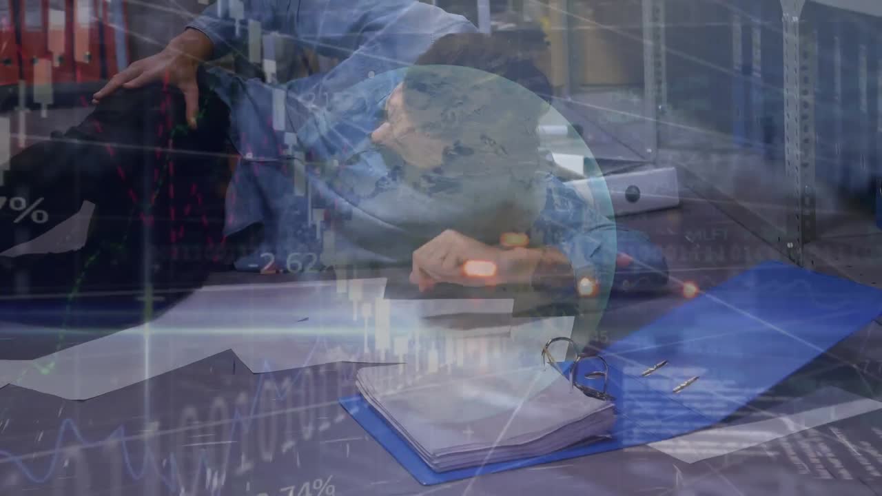 animación del procesamiento de datos financieros, codificación binaria, globo sobre el hombre durmiendo en la oficina.