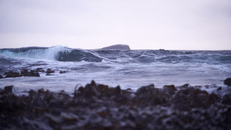 Rompiendo-Olas.-Accidentado-Paisaje-Costero.-Camara-Lenta